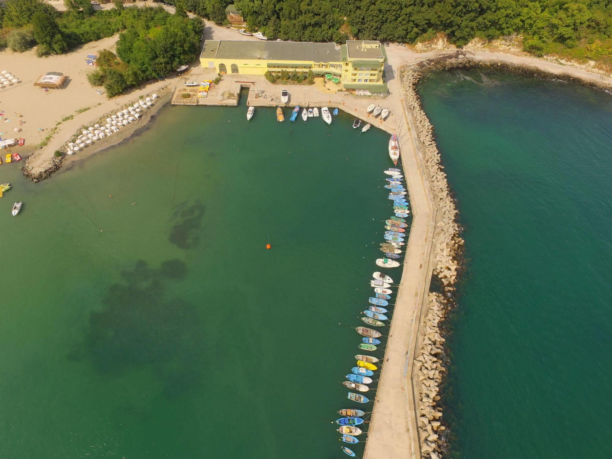 Hotel Marina Kiten  Bagian luar foto